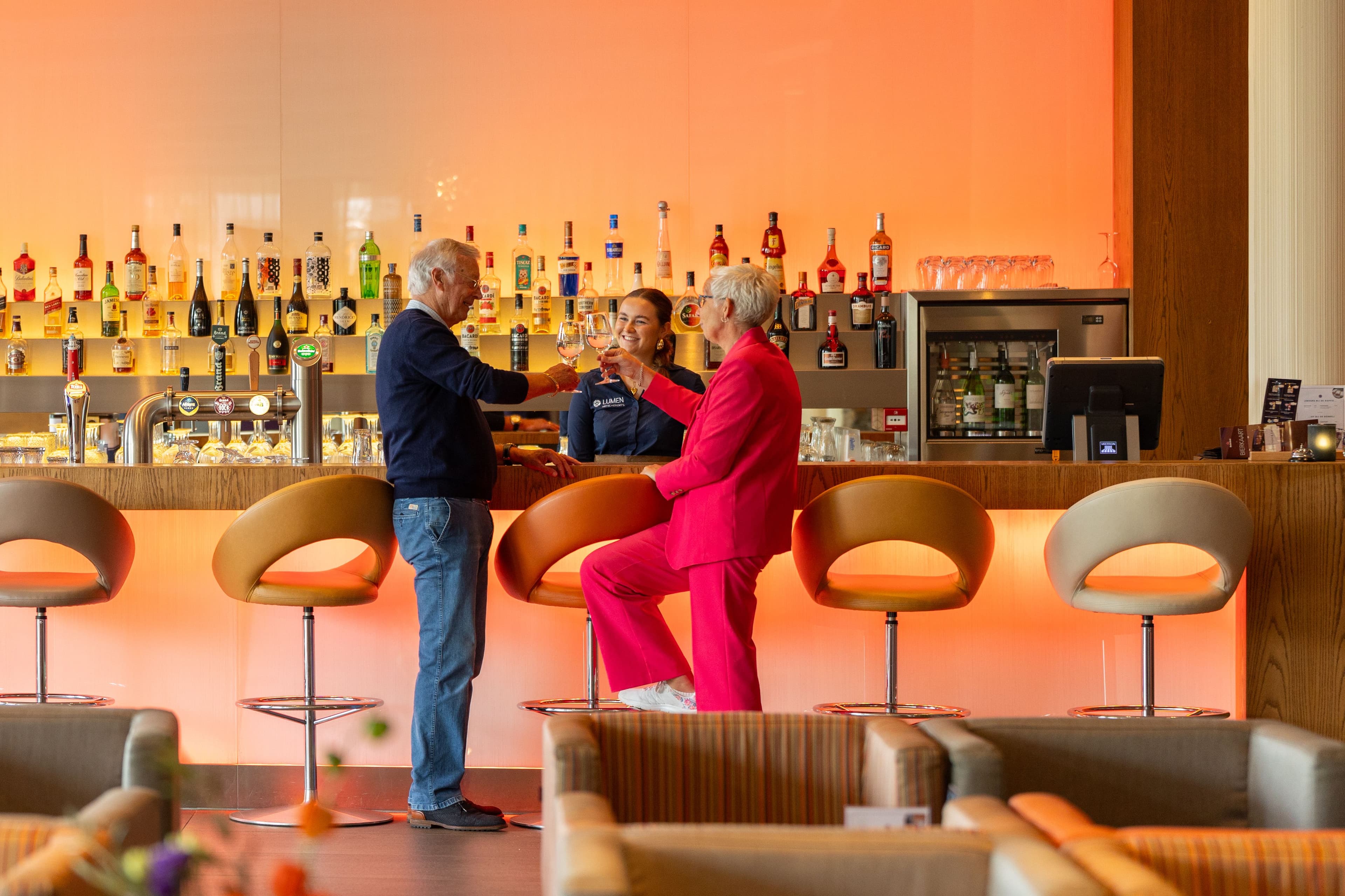 19. Gasten aan de bar met gastvrouw proost.jpg