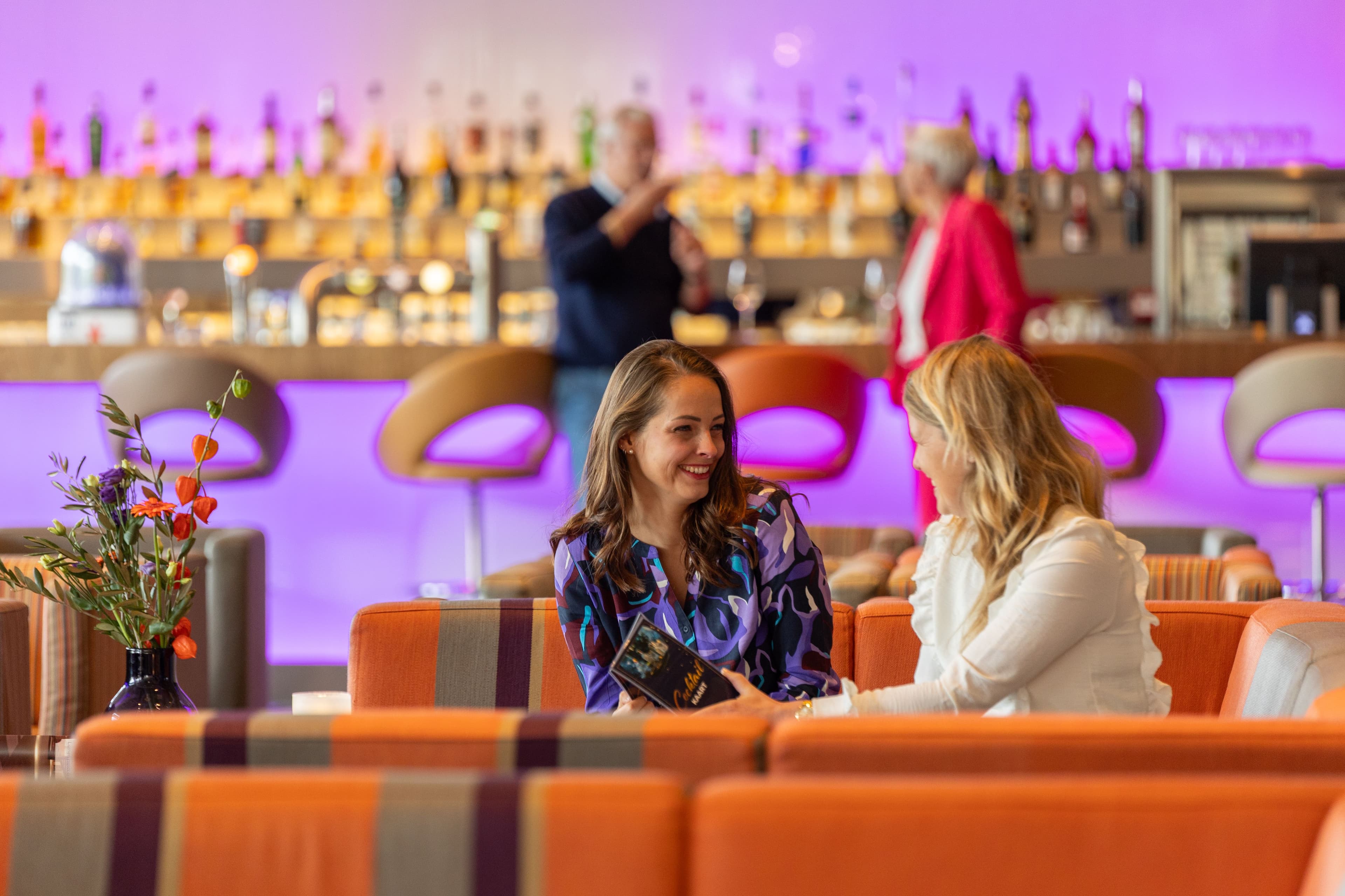 48. Vriendinnen lounge bar achtergrond.jpg