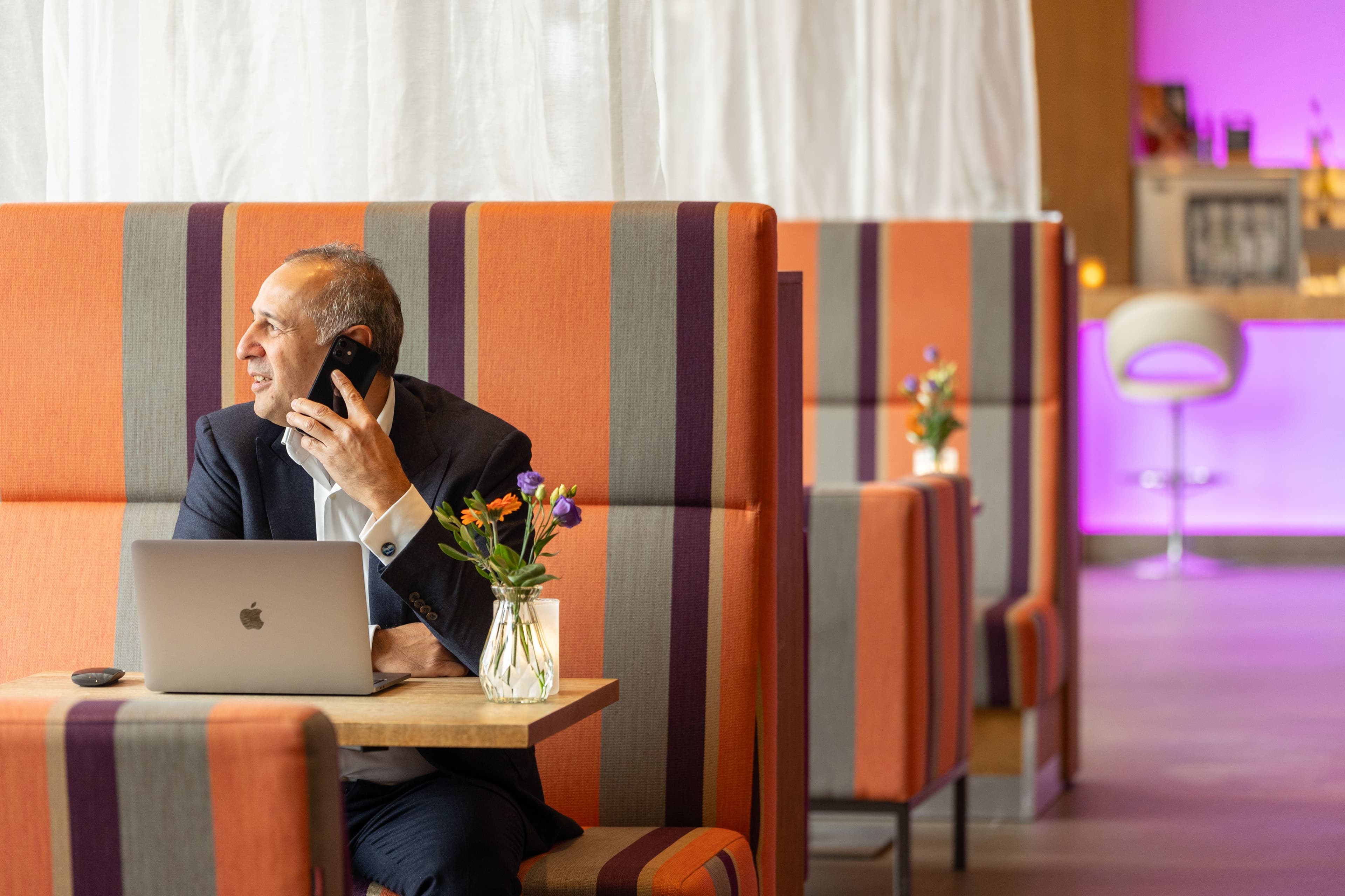 49. Werkplek lounge man met laptop en telefoon.jpg